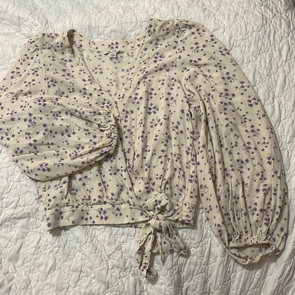 American Eagle long sleeve, flowy top with light purple floral pattern. V-neck💜